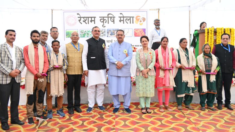 कृषि मंत्री गणेश जोशी ने रेशम के क्षेत्र उत्कृष्ट कार्य करने वाले किसानों को सम्मानित भी किया