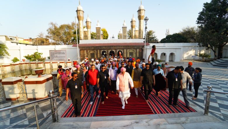 पंजाब के विभिन्न हिस्सों से 150 सदस्यीय पैदल संगत का जत्था बुधवार शाम को श्री दरबार साहिब पहुंचा