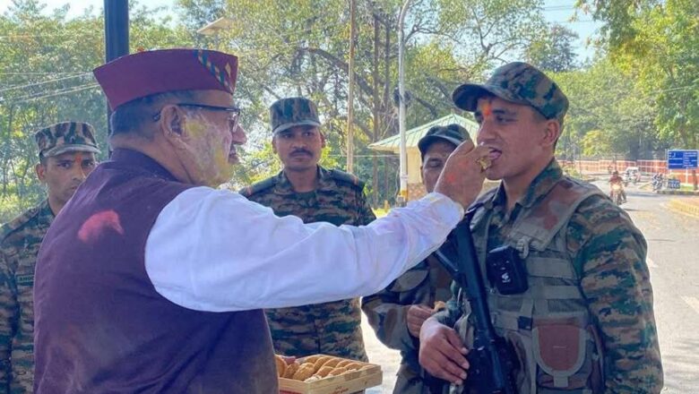 मंत्री गणेश जोशी ने सभी के सुख, समृद्धि और स्वस्थ जीवन की कामना करते हुए कहा कि होली के रंगों की तरह हम सबके जीवन में खुशियां आये