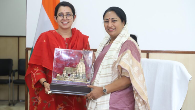 भारतीय जनता युवा मोर्चा की राष्ट्रीय उपाध्यक्ष नेहा जोशी ने नई दिल्ली की नवनियुक्त मुख्यमंत्री रेखा गुप्ता से मुख्यमंत्री कार्यालय में शिष्टाचार भेंट कर उन्हें बाबा केदारनाथ धाम की प्रतिकृति भेंट की