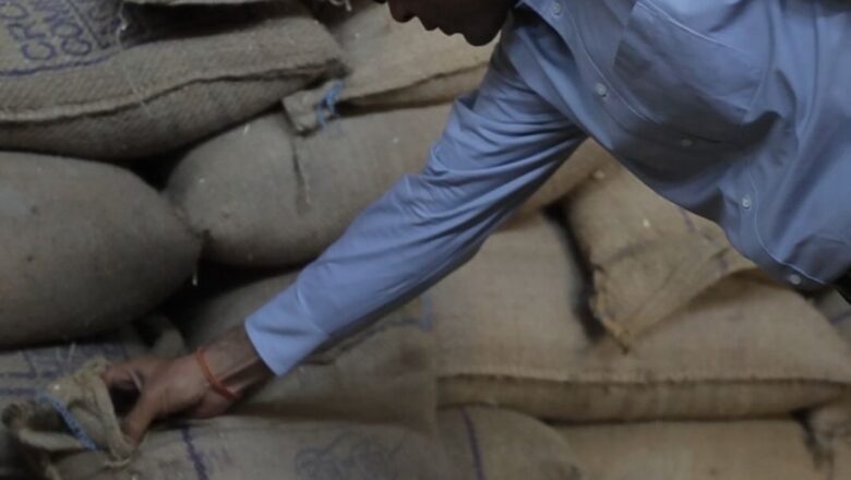 वरिष्ठ विपणन अधिकारी की प्रतिकूल प्रविष्टि, वेतन बंद, विभागीय कार्रवाई के निर्देश   