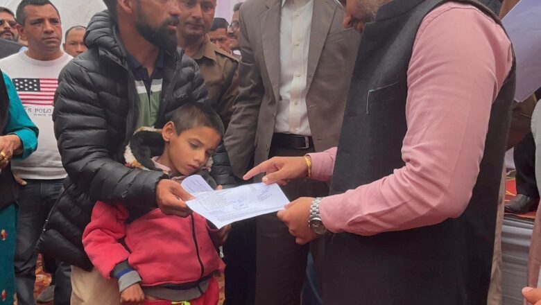 असहाय-जरूरतमदों के चेहरे खिला गया डीएम का दूरस्थ जौनसार-बावर दौरा   