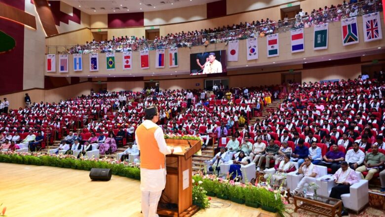 आज एम्स ऋषिकेश में अत्याधुनिक मेडिकल जांच और उपचार की व्यवस्था के साथ ही विशेषज्ञ डॉक्टर की टीम द्वारा विभिन्न प्रकार के रोगों का इलाज किया जा रहा है      