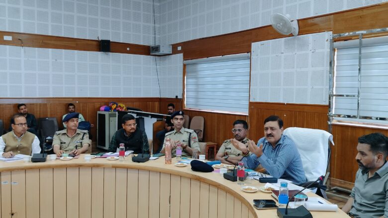 वनाग्नि की रोकथाम के लिए जनपद स्तर पर अपनायें जा रहे नवाचरों, जन-जागरुकता अभियान, 30 से अधिक गांवों में शीतलाखेत मॉडल को लागू करने को लेकर आयुक्त गढ़वाल ने संतोष व्यक्त किया।