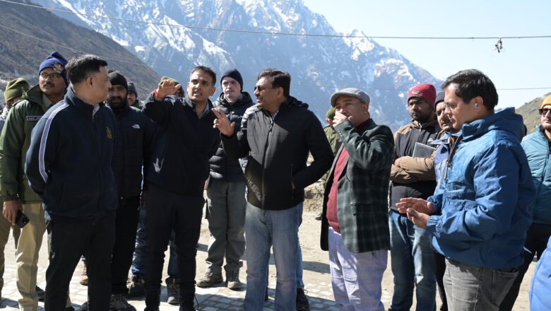 यात्रियों की सुविधा के लिए इन रेन शेल्टरों में एलईडी साइनेज लगाए जाने चाहिए, ताकि यात्रियों को यह स्पष्ट जानकारी मिल सके कि शौचालय, मेडिकल सहायता और अन्य जरूरी सुविधाएं किस स्थान पर उपलब्ध हैं : आनन्द बर्द्धन      