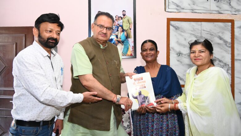 बुद्धिजीवी वर्ग को डॉ अंबेडकर की जीवनी भेंट करते कैबिनेट मंत्री गणेश जोशी   