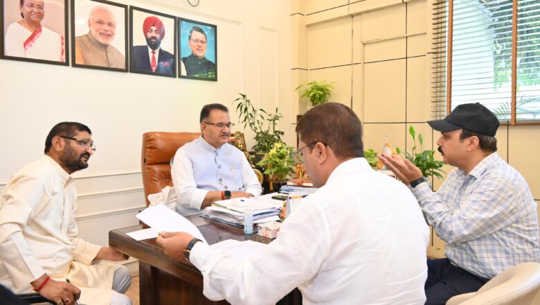 मंत्री ने कहा कि ग्रामीण क्षेत्रों में संपर्क मार्गों का विकास सरकार की प्राथमिकता है और इसमें किसी भी प्रकार की लापरवाही बर्दाश्त नहीं की जाएगी