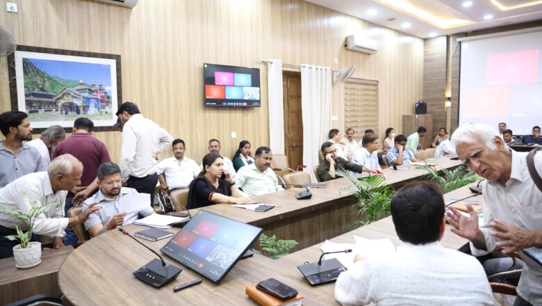 जनता दरबार में ईस्ट होप टाउन ठाकुरपुर पंचायत ग्राम चायबाग में सोलर लाइट लगाने की मांग