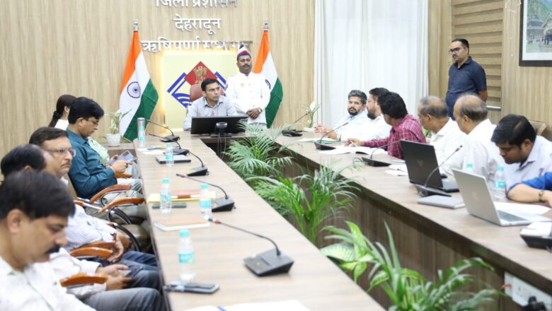 जिलाधिकारी ने कहा कि राज्य के लिए गवर्नेस (सुशासन) तभी महत्वपूर्ण होता है जब राजस्व उपलब्ध हो, क्योंकि राजस्व ही राज्य के विकास, सेवाओं और बुनियादी ढांचे को चलाने के लिए आवश्यक धन प्रदान करता है   