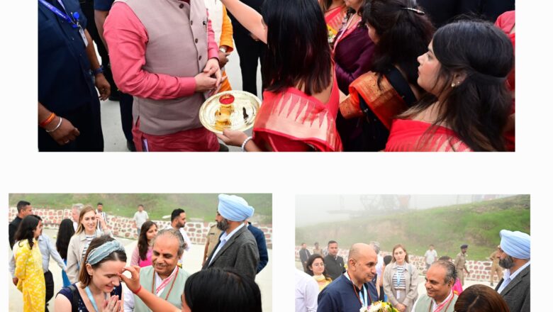 गाड़ी से उतरते ही विदेशी मेहमानों ने कैमरों में कैद किए गैरसैंण के खूबसूरत नज़ारे   