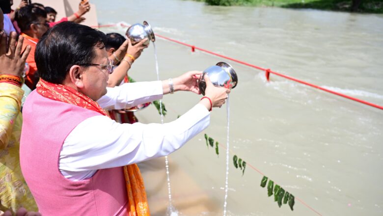 मुख्यमंत्री ने माँ गंगा की आराधना कर समस्त प्रदेशवासियों के सुख-समृद्धि की भी प्रार्थना की