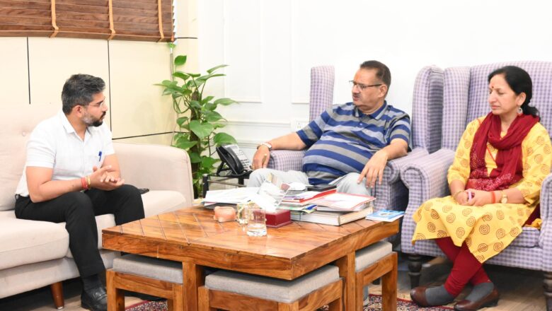 मंत्री जोशी ने यह भी कहा कि मोमबत्ती निर्माण, साबुन निर्माण जैसे लघु उद्योगों की संभावनाओं को तलाशा जाए, ताकि महिलाएं इन गतिविधियों से जुड़कर आत्मनिर्भर बन सकें   