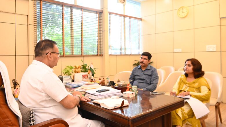 ग्राम्य विकास मंत्री ने अधिकारियों को निर्देशित किया कि कार्ट स्थापना के लिए मसूरी, नैनीताल एवं नई दिल्ली के प्रसिद्ध होटलों में वार्ता की जाए ताकि उत्तराखण्ड के उत्पाद का स्वाद देश-विदेश को मिल सके   