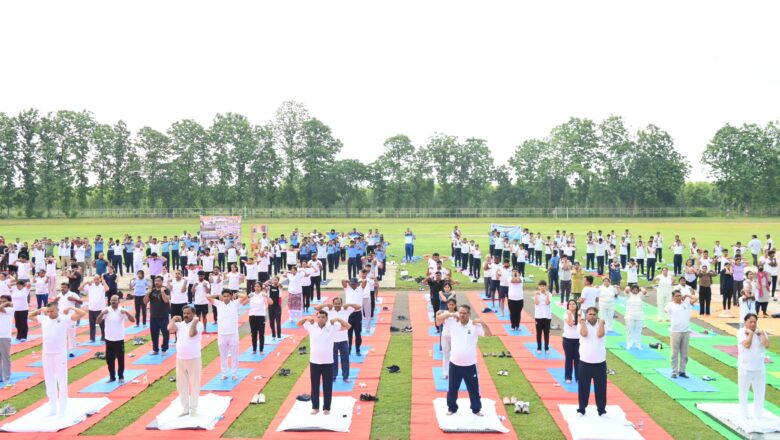 कृषि मंत्री ने विश्वविद्यालय के अध्यापकों, कार्मिकों, विद्यार्थियों, एनसीसी के कैडेटों तथा उधमसिंह नगर जनपद से पधारे नागरिकों के साथ सामूहिक योगाभ्यास में भाग लिया।      