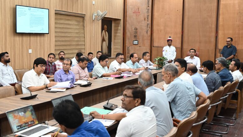 जिलाधिकारी ने निर्देश दिए कि राष्ट्रीय बाल स्वास्थ्य कार्यक्रम के तहत स्कूलों में नियमित रूप से बच्चों की स्वास्थ्य जांच की जाए।