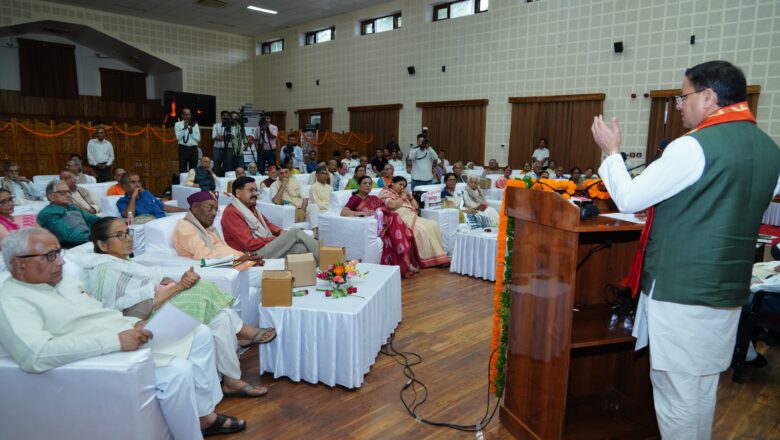 मुख्यमंत्री ने कहा कि आपातकाल के दौरान लोकनायक जयप्रकाश नारायण, श्रद्धेय नानाजी देशमुख और श्रद्धेय अटल बिहारी वाजपेयी जैसे महान नेताओं ने जेलों में रहते हुए भी लोकतंत्र के प्रति युवाओं में चेतना जाग्रत करने का कार्य किया   