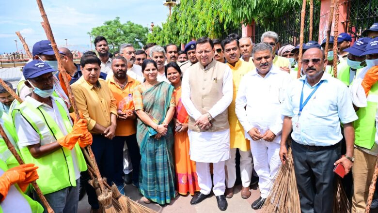 विभिन्न राज्यों से आये श्रद्धालुओं ने मुख्यमंत्री पुष्कर सिंह धामी को अचानक अपने बीच पाकर आश्चर्य व्यक्त करते हुए मुख्यमंत्री के साथ फोटो खिंचवाये   