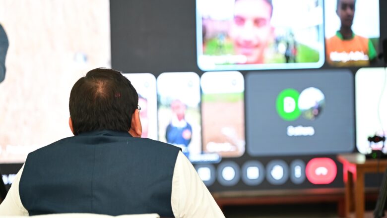 मुख्यमंत्री ने रा.इ.का. चम्पावत के गौरव, रा.इ.का. पाटी की प्रीति, रा.बा.इ.का. टनकपुर की कंचन, रा.इ.का. चौमेल के सागर एवं रा.बा.इ.का. चम्पावत की मोनिका से बातचीत कर खेल सुविधाओं, संसाधनों और प्रशिक्षण संबंधी जानकारी ली