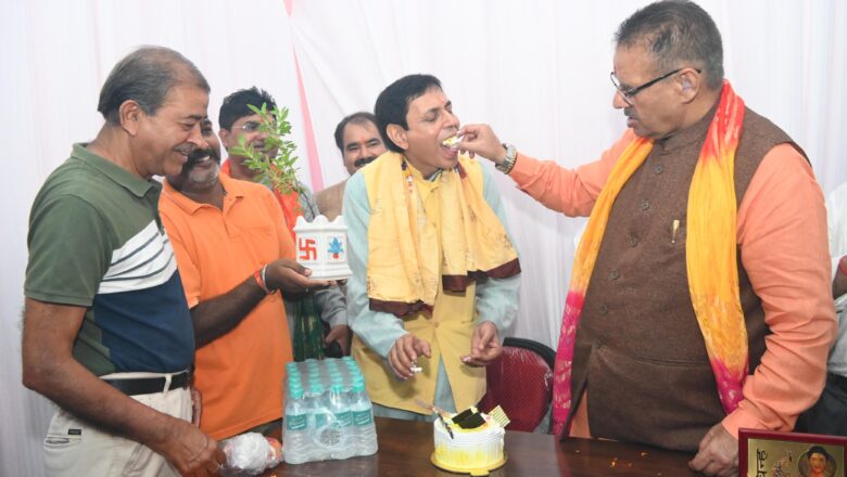 मंत्री गणेश जोशी ने राज्यमंत्री गिरीश डोभाल को बधाई दी और समाज के विभिन्न क्षेत्रों में सराहनीय कार्य करने वाले लोगों को सम्मानित किया   