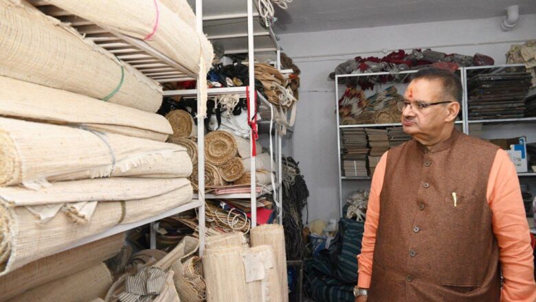 मंत्री जोशी ने कहा कि जिस प्रकार यहां स्थानीय संसाधनों से समूह की महिलाओं द्वारा उत्कृष्ट उत्पाद तैयार किए जा रहे हैं, वह न केवल स्वरोजगार को बढ़ावा देता है, बल्कि हमारी परंपराओं को भी जीवंत बनाए रखता है      