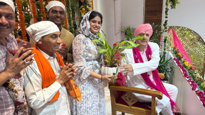 गुरु पूर्णिमा के इस शुभ दिन को ध्यान, आत्मचिंतन और गुरु की शिक्षाओं के स्मरण का पर्व बताते हुए श्री महाराज जी ने कहा कि गुरु के उपदेश जीवन को आध्यात्मिक एवं नैतिक ऊंचाइयों तक ले जाते हैं      