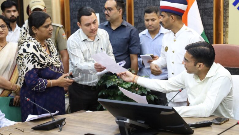 डीएम ने नगर निगम व तहसील के अधिकारियों कड़ी फटकार; विधिवत् नौकरी के होते हुए भी विभाग क्यों तत्पर नही   