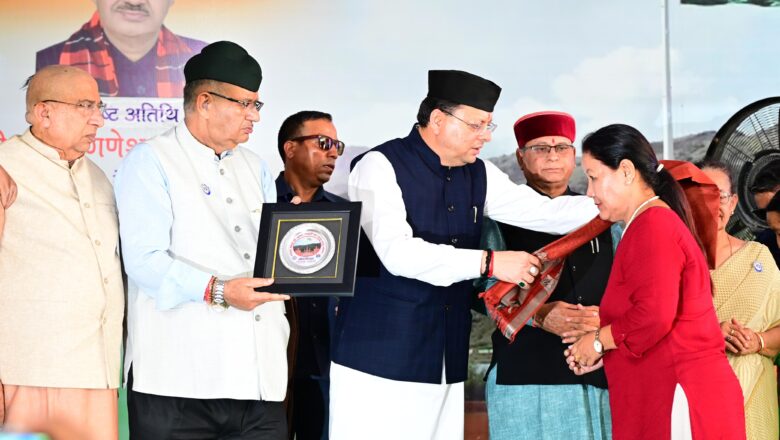 मुख्यमंत्री ने कहा शहीदों के परिवार के एक सदस्य को सरकारी नौकरी में समायोजित किया जा रहा है और इसके लिए आवेदन करने की अवधि को भी 2 वर्ष से बढ़ाकर 5 वर्ष कर दिया है   