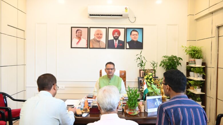 मंत्री जोशी ने निर्देश दिए कि अधिग्रहित भूमि का मुआवजा ग्रामीणों को मौसम खुलते ही शिविर लगाकर शीघ्रता से वितरित किया जाए और मलबा निस्तारण के लिए उचित स्थानों पर डंपिंग यार्ड की व्यवस्था की जाए, ताकि सड़कों की बहाली के साथ पर्यावरणीय संतुलन भी बना रहे   