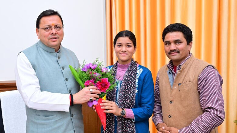 मुख्यमंत्री ने सारकोट की ग्राम प्रधान को बधाई देते हुए कहा कि अवगत कराई गई सभी समस्यायों का उचित समाधान किया जाएगा।   