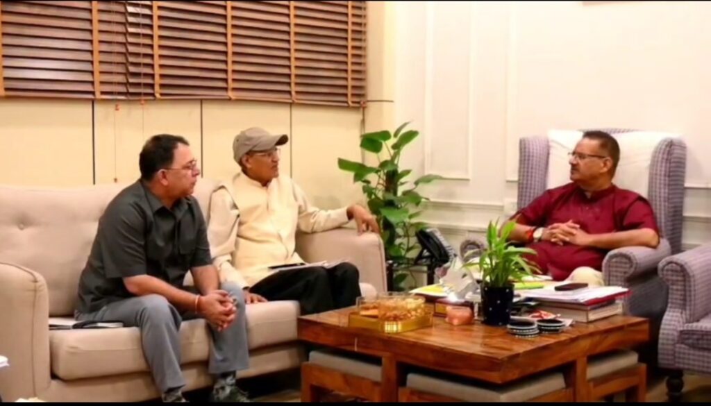 मंत्री गणेश जोशी ने सेब की अति सघन बागवानी को बढ़ावा देने और दुर्गम क्षेत्रों में कृषकों के उत्पादों को सड़क मार्ग तक पहुंचाने के लिए रोपवे निर्माण कार्य शीघ्र शुरू करने के निर्देश दिए।   