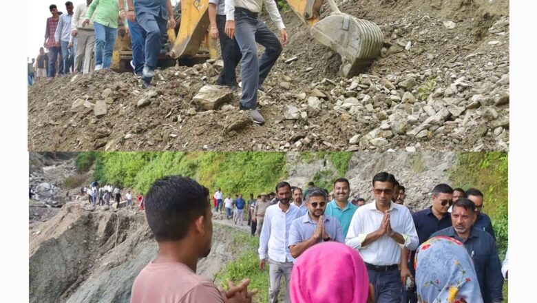 जिलाधिकारी सविन बंसल आपदाग्रस्त भीतरली-कंडरियाना पहुंचे, ग्रामीणों की समस्याएं सुनी और हर संभव मदद का भरोसा दिया