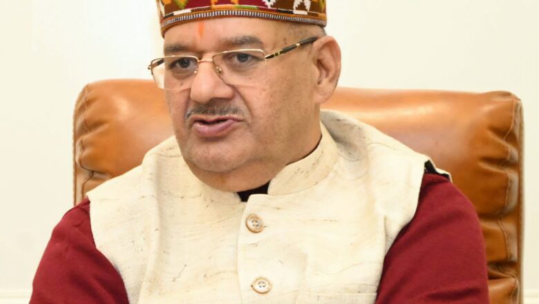 मंत्री गणेश जोशी ने कहा कि उत्तराखण्ड को-ऑपरेटिव रेशम फेडरेशन के अंतर्गत ग्रोथ सेंटर सेलाकुई में तीन पावरलूम स्थापित कर प्रदेश में रेशमी साड़ियों का उत्पादन शुरू कर दिया गया है   