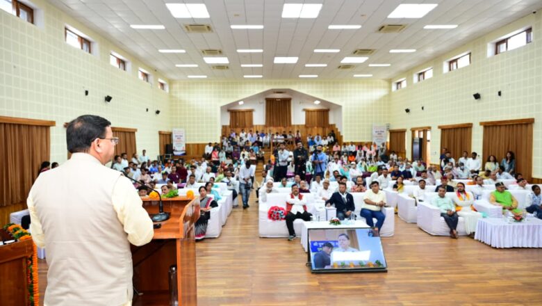 मुख्यमंत्री धामी ने वरिष्ठ नागरिक एवं दिव्यांगजनों का स्वागत करते हुए कहा कि आप सबके आशीर्वाद से ही उन्हें राज्य के मुख्य सेवक के रूप में कार्य करने की ऊर्जा मिलती है   