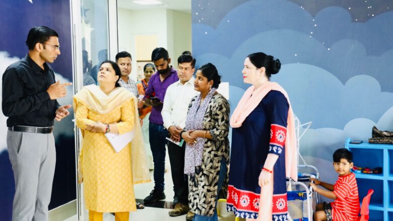 डीएम ने कहा कि इस सुविधा से कार्यरत माताओं को अपने दायित्वों के निर्वहन में सहूलियत मिलेगी तथा बच्चों के समुचित विकास में भी मदद मिलेगी      