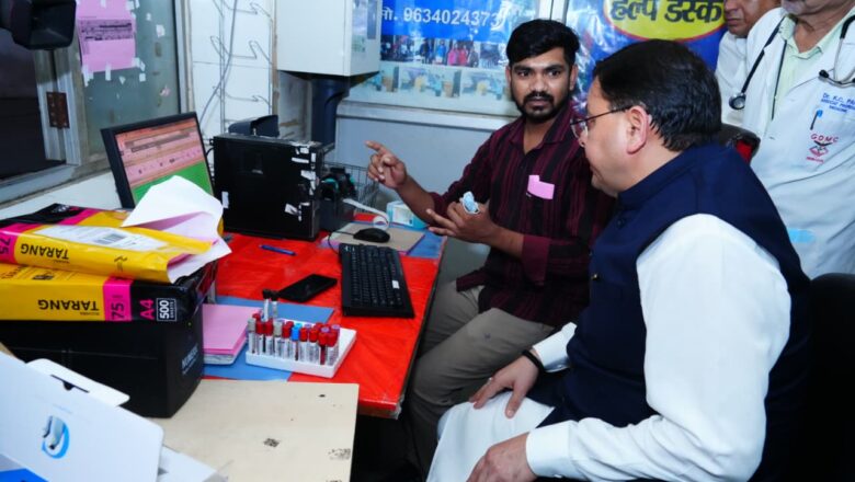 मुख्यमंत्री ने अस्पताल के वेटिंग रूम का जायजा लेते हुए अधिकारियों को निर्देशित किया कि मरीजों के साथ आने वाले तीमारदारों को भी सुविधाजनक वातावरण मिले, इसके लिए पेयजल, पंखे एवं बैठने की पर्याप्त एवं सुव्यवस्थित व्यवस्था सुनिश्चित की जाए