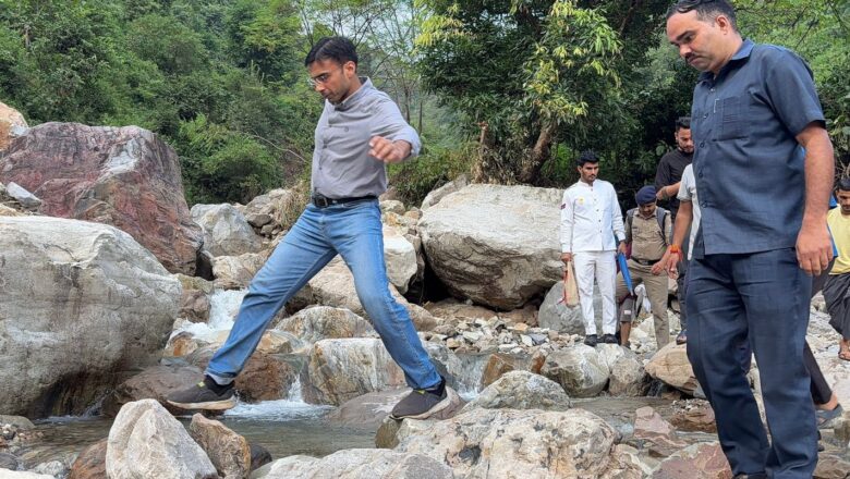फुलेत, छमरोली, सिमयारी, सिल्ला, क्यारी और सिरोना गाँव की पगडंडियों से गुज़रे DM; पैदल भ्रमण कर जाना नुकसान का हाल   