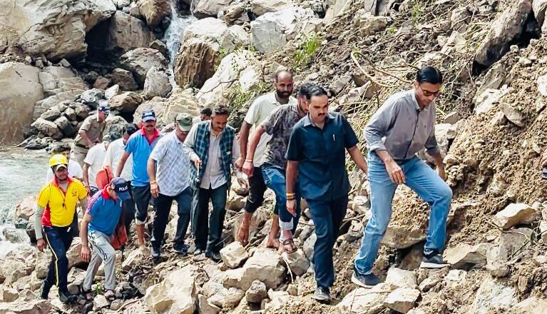 पुल नहीं तो पगडंडी सही, डीएम पहुँचे हर कोने तक   