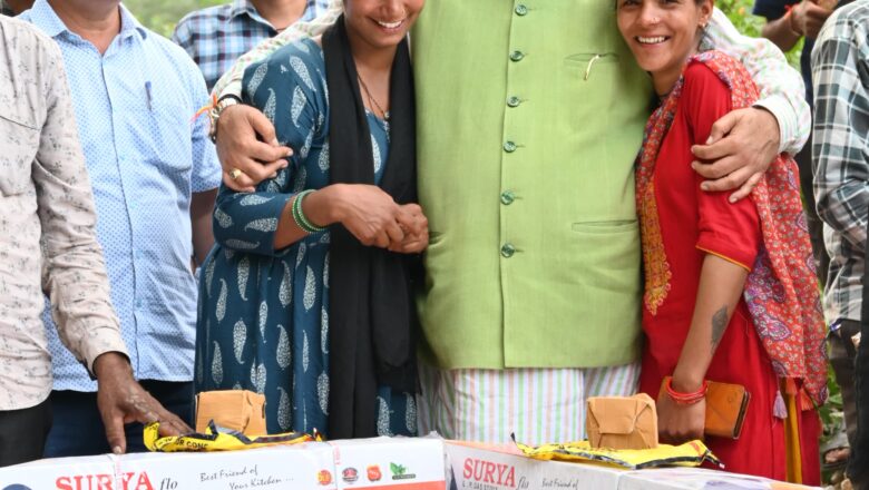 प्रभावित दोनों बहनों की आंखों में खुशी के आंसू छलक पड़े और वे मुस्कुराते हुए बोलीं – “थैंक्यू मंत्री जी   