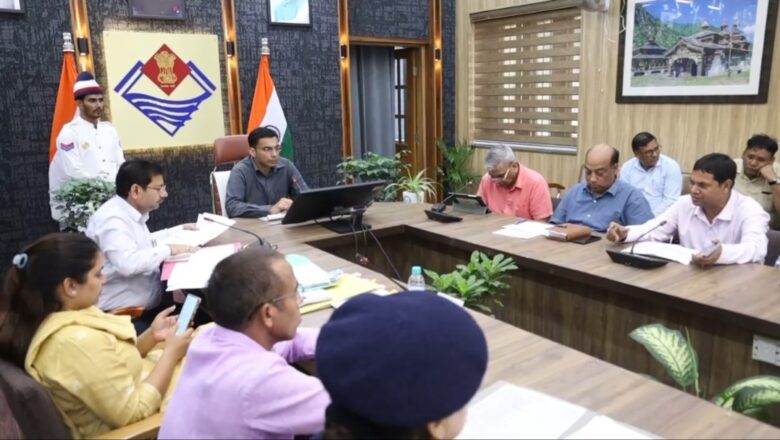 डीएम ने कहा सीएम हेल्पलाईन मायने मेरी,हम सब अफसरों की विभागों की हेल्पलाईन, कहा किोई व्यथित, व्याकुल, परेशान जनमन हेल्पलाईन की ओर रूख करने वाला होगा यह सोच दिमाग में रख संवेदनशीता  रखें सभी अधिकारी कार्मिक   