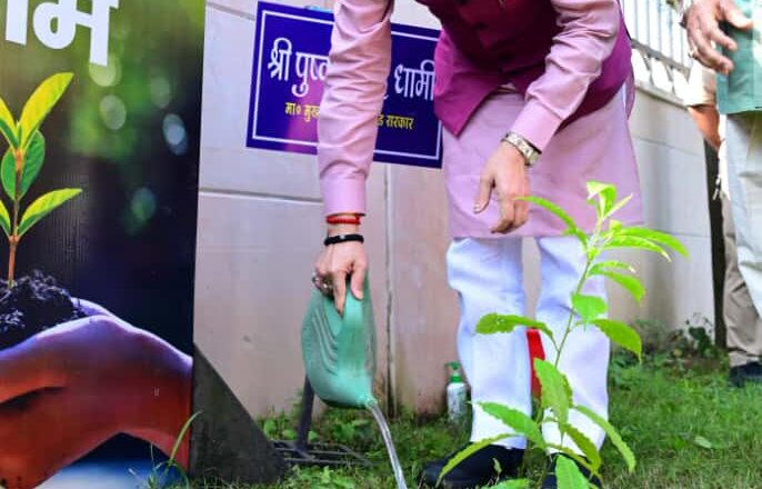मुख्यमंत्री ने एक पेड़ मां के नाम पर पौधा रोपण भी किया   