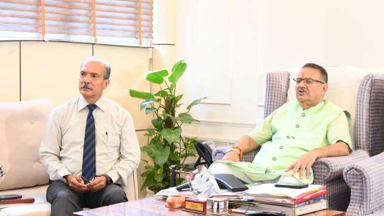 मंत्री जोशी ने जिला सैनिक कल्याण अधिकारी लैंसडाउन वीरेंद्र भट्ट से कार्यक्रम की तैयारियों की विस्तृत जानकारी भी प्राप्त की और सफल आयोजन के लिए आवश्यक दिशा-निर्देश दिए।   