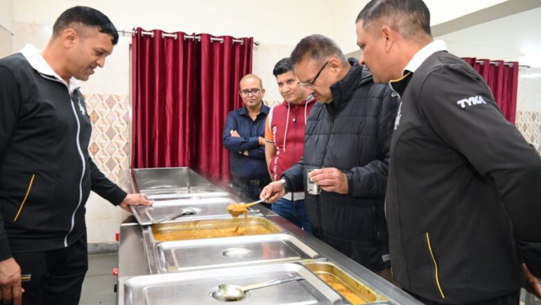 मंत्री गणेश जोशी ने आर्मी मैस का भी निरीक्षण किया और जवानों के साथ चाय पर चर्चा करते हुए अपने सैन्य जीवन के अनुभव साझा किए   