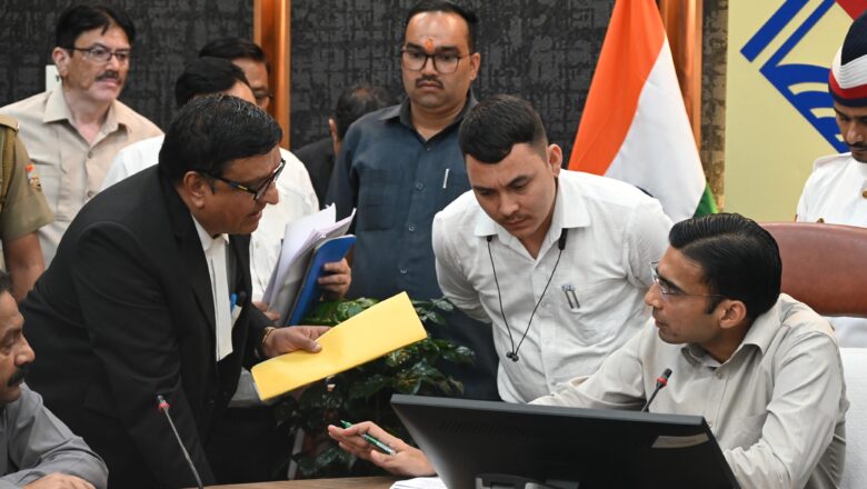 जिलाधिकारी सविन बंसल ने सैबूवाला में क्षतिग्रस्त मकान व भूमि का मौका मुआयना कर आपदा सहायता देने के आदेश दिए      