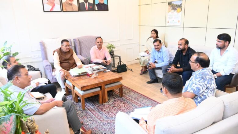 मंत्री जोशी ने अधिकारियों को चेतावनी देते हुए कहा कि कार्यों में उपयोग की जा रही सामग्री की गुणवत्ता से किसी प्रकार का समझौता न किया जाए और सभी कार्य निर्धारित समय सीमा में पूर्ण किए जाएं   