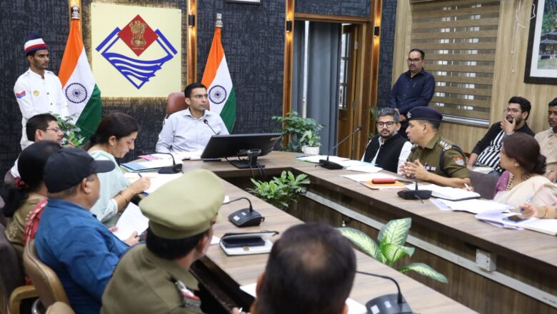 जिलाधिकारी सविन बंसल ने शहर में पेट्रोलिंग के लिए तीन रेस्क्यू वाहनों की तैनाती की जानकारी दी      