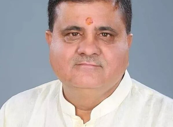 महेंद्र भट्ट ने आरोप लगाया कि राहुल हमेशा विदेश जाकर, लोकतांत्रिक प्रक्रिया पर हमला कर देश का छवि खराब करने का काम करते हैं