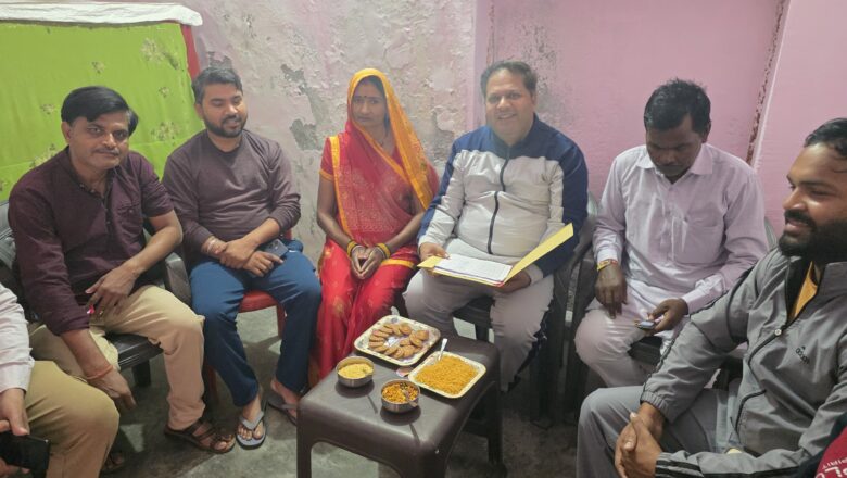 महापौर विकास शर्मा ने मॉर्निंग वॉक के बाद अचानक वार्ड नंबर 22 में पार्षद पूनम कोली के निवास पर पहुंचकर किया संवाद