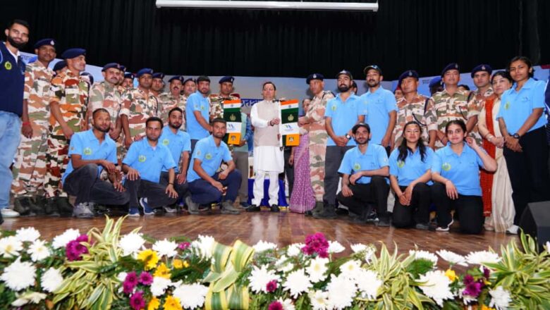 मुख्यमंत्री ने काला नाग चोटी का सफल आरोहण करने वाले पर्यटन विभाग की ओर से चयनित पर्वतारोहियों और आईटीबीपी के 13 सदस्यीय दल को भी सम्मानित किया