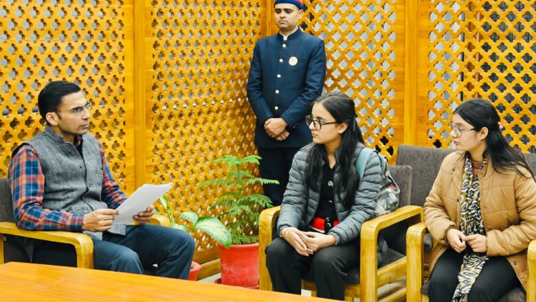 पिता की मृत्यु उपरान्त पढाई पर आया संकट; डीएम देहरादून तक आया मामला, चित्रा कालरा को प्रतिष्ठित संस्थान में स्नातक बी-कॉम आनर्स में दिलाया दाखिला  जल्द ही ऋण माफी का भी करवाएंगे समाधान 