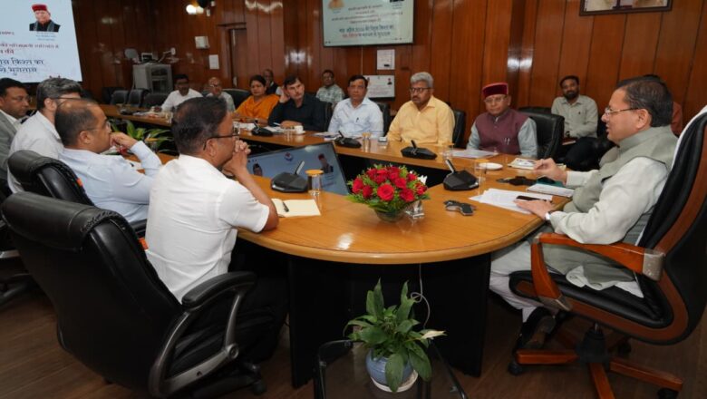 मुख्यमंत्री धामी ने निर्देश दिए कि प्रत्येक वर्ष 59 वर्ष की आयु पूरे करने वाले लोगों के बीच सर्वे कर पात्र लाभार्थियों के आवेदन पत्र सहित अन्य औपचारिकताएं पूरी कर लें, ताकि 60 साल की उम्र पूरी होते ही उन्हें योजनाओं का लाभ मिल सके